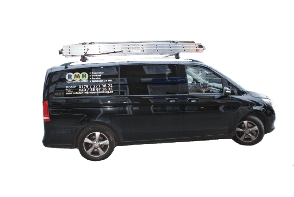 Schwarzer Lieferwagen mit Firmeninformationen und Kontaktdaten auf der Seite, ausgestattet mit einer Leiter auf dem Dachträger, im Einsatz in Ahrensburg für Markisenverkauf.