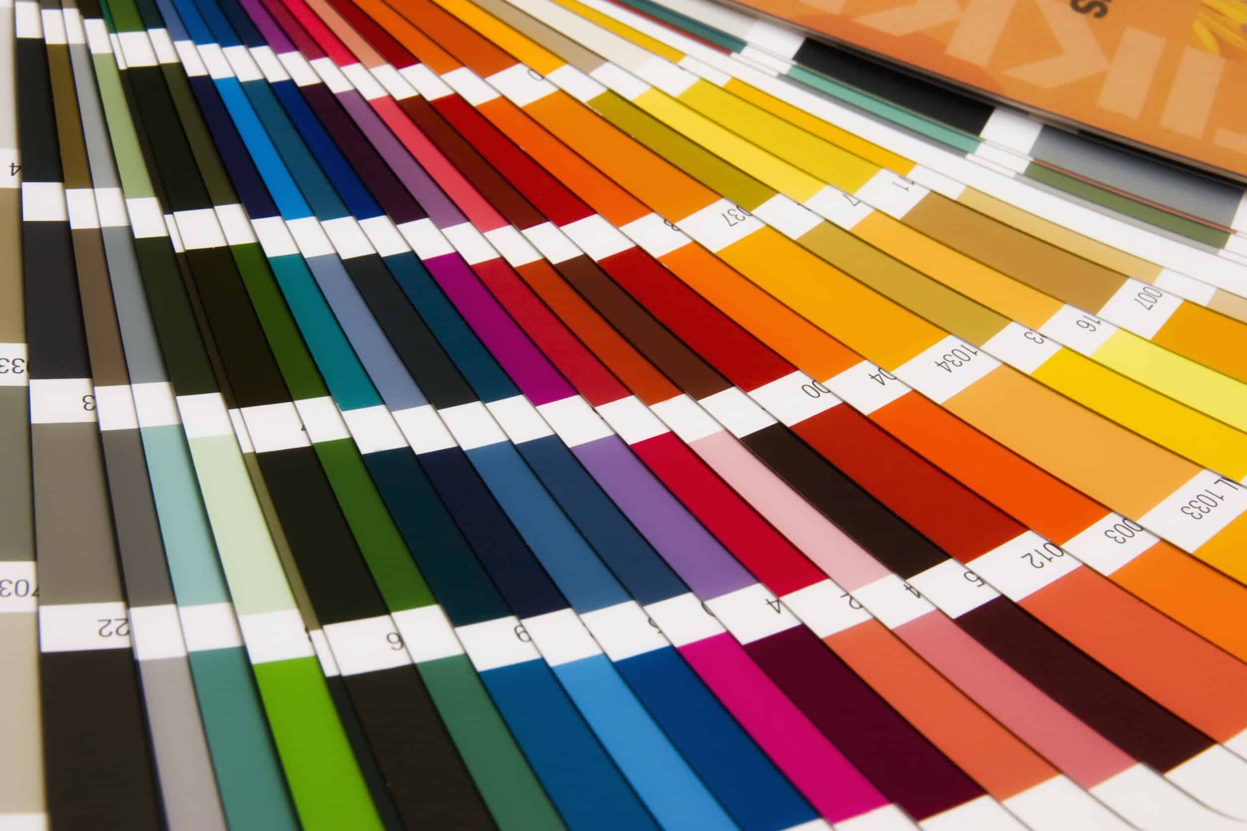 Ein geöffnetes Farbmusterbuch mit einer Reihe von Farbmustern.
