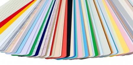 Eine Auswahl farbenfroher Papiermuster, die fächerförmig angeordnet sind.